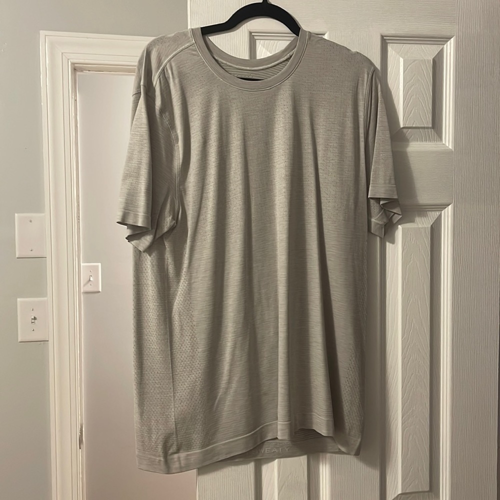 Mens Metal Vent Tech Short Sleeve Shirt 2.0. White/grey